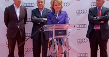 La Presidenta de la Comunidad de Madrid coloca la primera piedra de Audi Center Madrid Las Rozas 